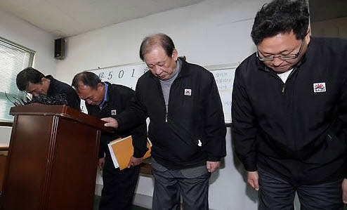 501오룡호 침몰사고 대책본부에서 주진우 회장(가운데), 김정수 사장(왼쪽)등 임원진이 고개를 숙이고 있다