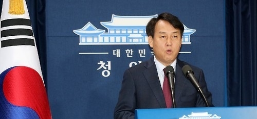 정연국 청와대 대변인이 3일 춘추관에서 "박근혜 대통령은 신임 비서실장에 한광옥 국민대통합위원장을 내정했다"고 발표하고 있다. 사진=연합뉴스.