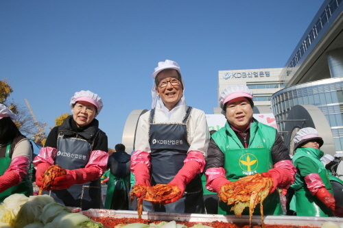 사랑의 김장 나누기에 손길을 보태고 있는 이동걸 산업은행 회장