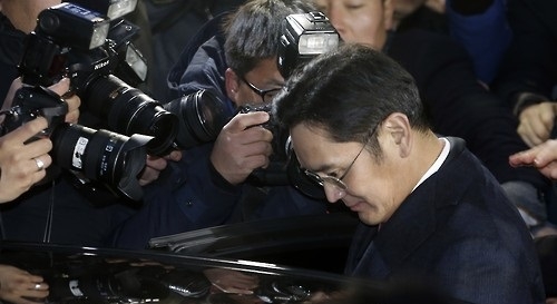 비선실세 최순실 일가 지원과 관련한 뇌물공여 혐의를 받고 있는 이재용 삼성전자 부회장이 13일 오전 피의자신분으로 특검 조사를 받은 뒤 서울 강남구 특검 사무실을 나서고 있다. 사진=연합뉴스 제공.