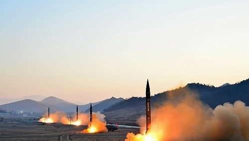 사진=지난 3월 6일 북한 평북 동창리의 논바닥에 배치된 4대의 이동식발사대(TEL)에서 스커드 미사일이 시험 발사되는 모습. 연합뉴스 제공.