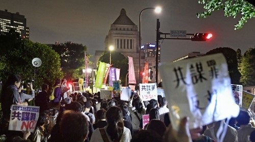 사진=14일 밤 일본 국회 앞에서 '감시사회' 논란을 부른 조직범죄처벌법 개정안에 반대하는 시민들의 집회가 열렸다. 연합뉴스 제공.