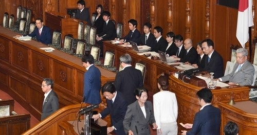 사진=일본 참의원이 지난 15일 본회의에서 조직범죄를 준비만 해도 처벌할 수 있도록 한 테러대책법안을 강행처리하고 있다. 연합뉴스 제공.