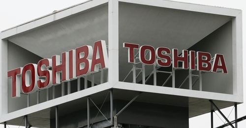 사진= 도시바(東芝) 경영위기가 한창 진행중이던 3월 도쿄도 미나토구 건물 옥상에 세워진 도시바 광고탑. 연합뉴스 제공.