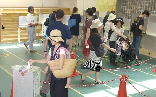 사진=참의원 선거에서 투표하는 일본 국민. 연합뉴스 제공.