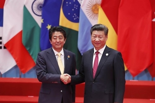 사진=아베 신조 일본 총리(왼쪽)가 4일 오후(현지시간) 주요20개국(G20) 정상회의가 열리는 중국 항저우국제전시장에 도착, 시진핑 중국 국가주석과 악수하고 있다. 연합뉴스 제공.