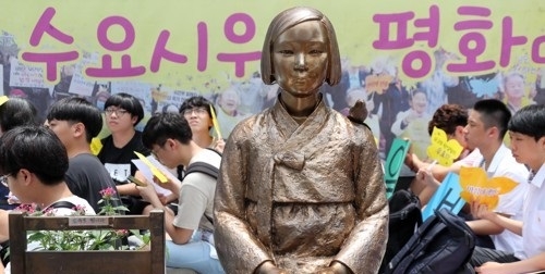 사진=지난 12일 서울 종로구 옛 주한 일본대사관 앞에서 한국정신대문제대책협의회 주최로 열린 일본군 성노예제 문제 해결을 위한 정기 수요집회에서 참석자들이 일본의 사과와 반성을 촉구하고 있다. 연합뉴스 제공.