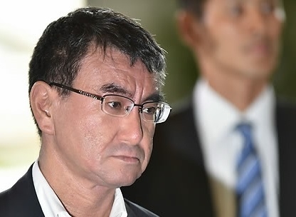 사진=일본 신임 외무상에 기용된 고노 다로(河野太郞·54) 전 행정개혁담당상이 지난 3일 총리 관저에 도착한 모습. 연합뉴스 제공.