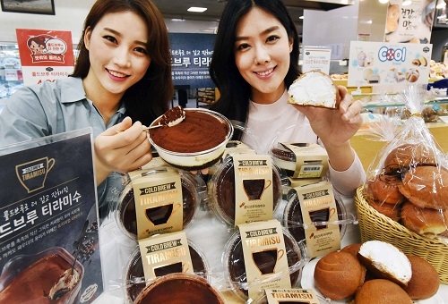 사진=12일 홈플러스 강서점에서 모델들이 몽 블랑제 베이커리의 대표 ‘쿨 브레드’ 상품인 ‘콜드브루 티라미수’ ‘생크림 모카번’ 등을 선보이고 있다. 이중 홈플러스가 지난 7월 선보인 ‘콜드브루 티라미수’는 출시 6주만에 20만개 판매고를 올리며 몽 블랑제 전체 매출 신장을 견인하고 있다.