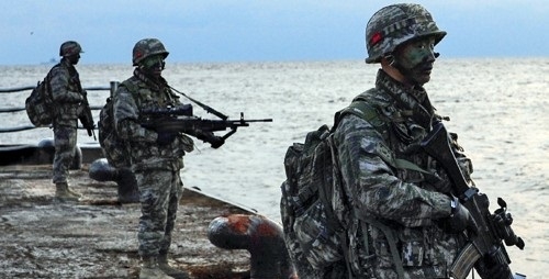 사진=2016년 12월 실시한 독도방어훈련에서 해병대원들이 독도에 상륙한 모습. 연합뉴스 제공.