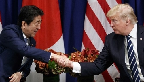 사진=아베 신조 일본 총리와 도널드 트럼프 대통령. 연합뉴스 제공.