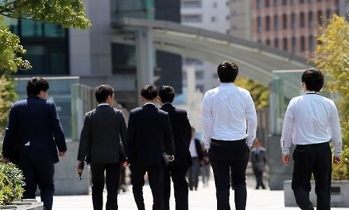 사진=일본 도쿄도 미나토구의 사무실 밀집 지구를 걷는 직장인들. 연합뉴스 제공.