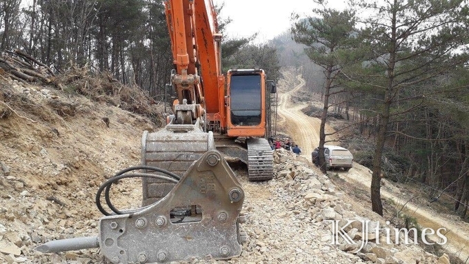 대구지방환경청이 지난 7일 면봉산풍력사업 관련 공사중지 의견서를 청송군에 발송한 것으로 확인돼 주목된다.