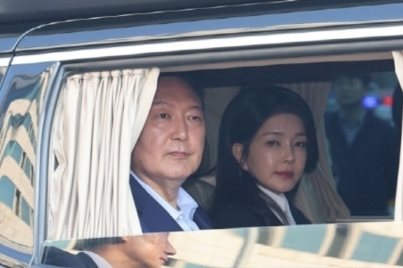 검찰, 윤 전 대통령 부부 사저 전격 압수수색