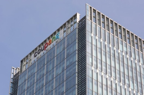 노동부 출신 쿠팡 임원, 관할 공무원에 식사 대접… 전관예우 논란 증폭