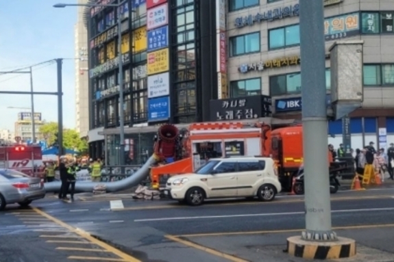 [현장] "새벽 도심서 갑작스런 화재" 4호선 성신여대입구역 인근 전력구 불, 긴급 진화 소동