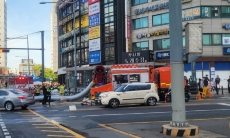 [현장] "새벽 도심서 갑작스런 화재" 4호선 성신여대입구역 인근 전력구 불, 긴급 진화 소동