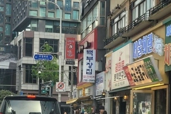 [현장+] “점심값 1만원 시대”… 직장인 지갑은 왜 먼저 무너졌나