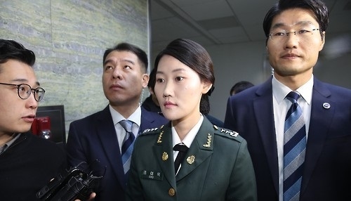 세월호 참사 당시 청와대 간호장교로 근무했던 조여옥 대위가 22일 오전 국회에서 열린 박근혜 정부의 최순실 등 민간인에 의한 국정농단 의혹사건 진상규명을 위한 국정조사 5차 청문회에 참석하기 위해 입장하고 있다. 사진=연합뉴스 제공.