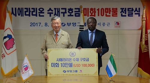 사진=이중근 부영그룹 회장(사진 왼쪽)은 지난 20일 서울시 중구 세종대로에 위치한 부영빌딩 14층에서 옴리 마이클 골리(Omrie michael Golley) 주한 시에라리온 대사를 만나 수해구호금 10만불을 전달했다.