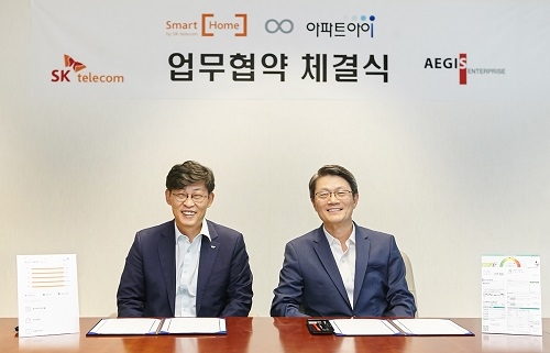 사진=18일 SK텔레콤 을지로 사옥에서 김장기 SK텔레콤 IoT사업부문장(왼쪽)과 최병인 이지스엔터프라이즈의 대표이사가 SK텔레콤의 첨단 ICT 기술을 통해 아파트 입주민들이 손쉽게 관리비를 확인할 수 있는 새로운 서비스의 개발에 나서기 위한 협약을 맺었다.
