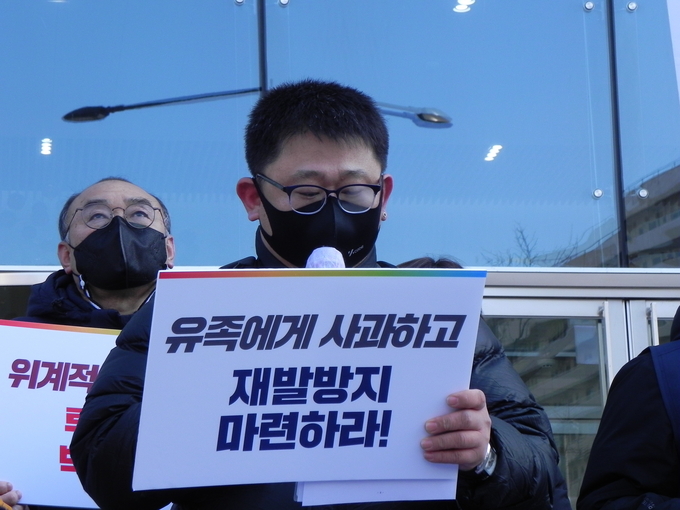 쿠팡대책위는 23일 오전 10시 서울 잠실 쿠팡 본사 앞에서 기자회견을 열고 50대 여성 노동자의 사망사고와 관련해 죽지 않고 안전하게 일할 권리를 보장하라며 쿠팡의 열악한 노동환경을 규탄했다.(사진=쿠팡대책위)