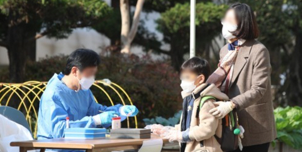 초등학교 학생이 PCR검사를 받으려는 모습. (사진 = 연합뉴스)