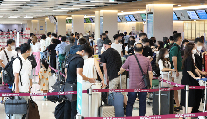 국내 또는 해외로 여행을 하려는 사람들이 증가하고 있다. (사진 = 연합뉴스)