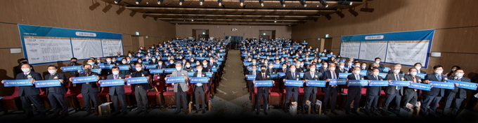 15일 신협중앙연수원에서 개최된 '2022년 신협 사회공헌의 날' 행사에서 참석 내·외빈이 퍼포먼스를 진행하고 있다. (사진 = 신협)