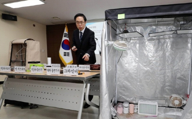 서울중앙지검 강력범죄수사부가 26일 재벌가 3세, 연예인 등이 가담한 대마사범 집중수사 결과 발표후 증거물을 공개하고 있다. (사진 = 연합뉴스)