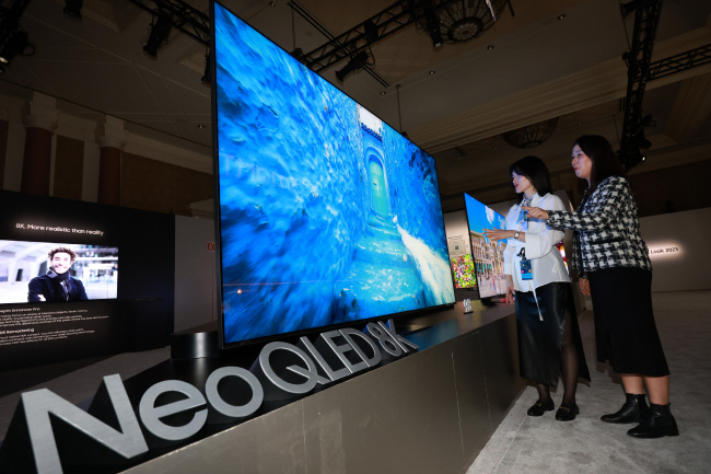 삼성전자가 미국 CES 2023에서 98형 네오 QLED TV를 첫 공개했다. (사진 = 연합뉴스)