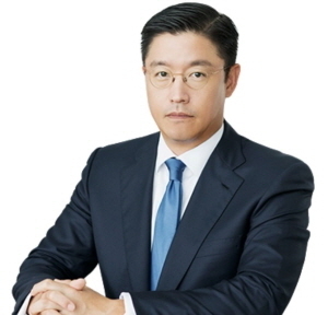 굴뚝산업 투자의 강자’로 통하는 한상원 한앤컴퍼니 대표가 자사 임직원들이 미공개 정보 이용 의혹으로 검찰의 집중조사를 받게 되면서 그동안 쌓았던 ‘신뢰’에 금이 갈 것으로 전망되고 있다.(사진=한앤컴퍼니 갈무리)