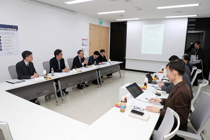 고기동 행정안전부 차관이 24일 오전 충남 천안시 동남구 'KT 클라우드데이터센터'를 찾아 알뜰교통카드 장애 발생 현황을 청취하고 후속대책에 관한 의견을 나누고 있다. (사진 = 행정안전부)