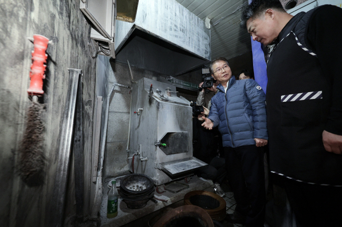 이정식 고용노동부 장관이 29일 오전 중소영세기업 중대재해처벌법 적용 관련 사업장 순회로 서울 중구 명동의 한 음식점을 방문해 숯가마를 살펴보고 있다. (사진 = 연합뉴스)