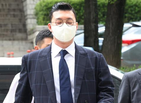 이상영(왼쪽) 대우산업개발 회장과 한재준 전 대우산업개발 대표가 지난해 8월 서울 서초구 서울중앙지법에서 열린 특정경제범죄가중처벌법 위반 혐의 관련 구속 전 피의자심문을 받기 위해 법정으로 이동하고 있다. (사진 = 연합뉴스)