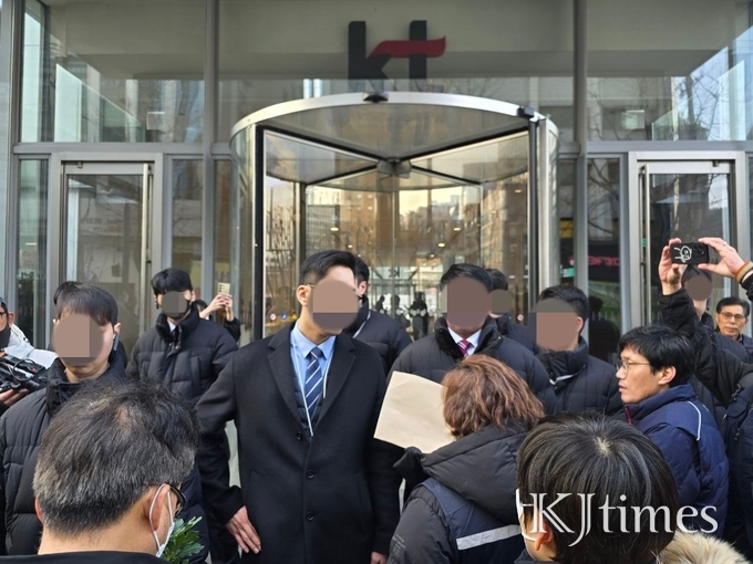 KT새노조와 공공운수노조는 22일 KT빌딩 앞에서 KT의 부당노동행위를 규탄하는 기자회견을 개최했다.(사진=공공운수노조)