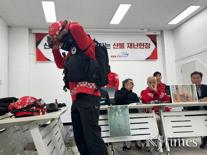 지난 3일, 서울 중구 한글회관에서 열린 기자회견에서 공공운수노조 산림청지회 소속 산불재난특수진화대 조합원들이 “제대로 된 교육도 없이 위험한 현장에 투입된다”며 재난 대응 체계 개선을 촉구하고 있다.(사진=공공운수노조)