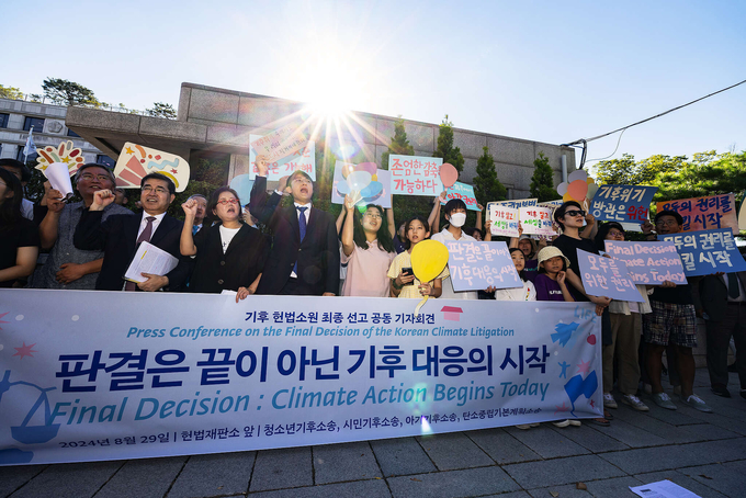 2024년 4월 헌법재판소 앞에 모인 기후소송 원고인단의 모습.(사진=기후헌법소원 공동원고인단)