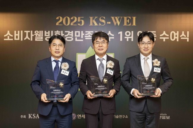 (왼쪽부터) KCC 유통도료 사업부장 함성수 상무, 내외장재 사업부장 조공훈 상무, 창호 사업부장 서호영 상무가 2025 소비자웰빙환경만족지수 1위 수상을 기념해 사진을 촬영하고 있다. (사진=KCC)