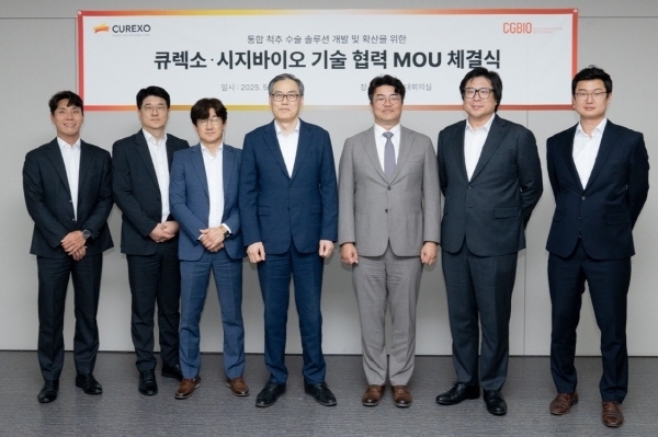 유현승 시지바이오 대표이사(오른쪽에서 세 번째)와 이재준 큐렉소 대표이사(왼쪽에서 네 번째)를 비롯한 양사 관계자들이 통합 척추 수술 솔루션 개발을 위한 기술 협력 MOU 체결 기념촬영을 하고 있다.(사진=시지바이오)