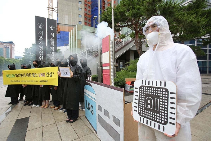 환경단체와 시민 소송인단 450명은 지난 16일 산업통상자원부를 상대로 ‘용인 반도체 국가산단 LNG 발전사업 허가 취소’를 요구하는 행정소송을 서울행정법원에 제기했다.(사진=그린피스)