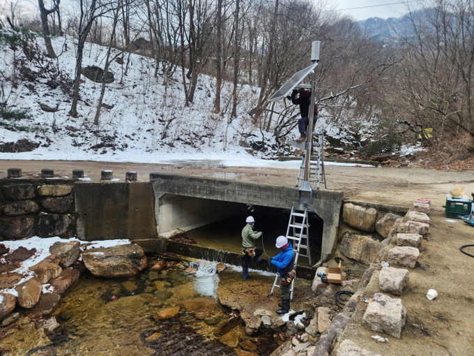 산림유량관측망 현장 구축 모습. (사진=산림청)