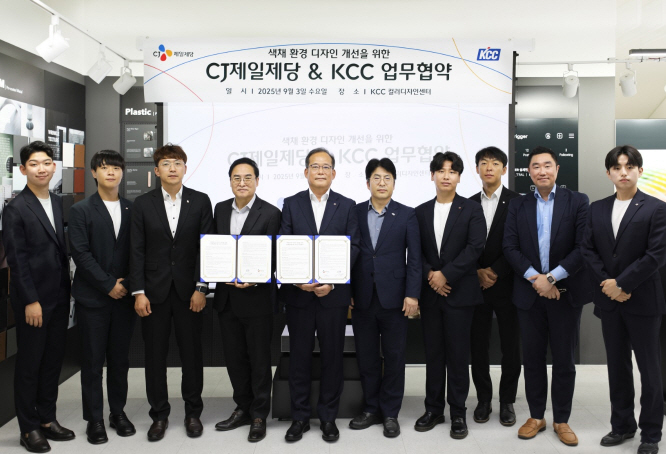 (좌측부터) KCC 디자인센터장 맹희재 상무, CJ 제일제당 안전경영실장 김태호 부사장, 유통도료 사업부장 함성수 상무가 컬러 환경 디자인 개선 MOU 체결 후 기념사진을 촬영하고 있다 (사진=KCC)