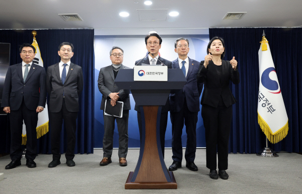 김민석 국무총리가 18일 정부서울청사에서 '론스타 국제투자분쟁(ISDS) 취소 신청'과 관련해 긴급 브리핑하고 있다. (사진=연합뉴스)