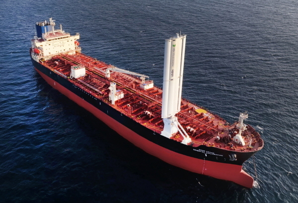 HD한국조선해양이 자체 개발한 '윙세일' 시제품의 해상 실증 모습. (사진=HD현대)