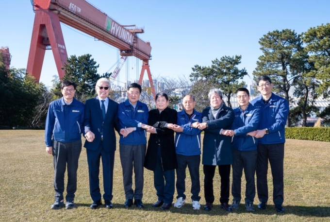 HD현대 권오갑 명예회장이 울산 HD현대중공업 영빈관에서 전임 노조 지부장들과 상생 오찬을 가졌다(사진 왼쪽 두 번째부터 정병모 20대 노조 지부장, 권오갑 명예회장, 백형록 21대 노조 지부장, 박근태 22대 노조 지부장, 조경근 23대 노조 지부장, 정병천 24대 노조 지부장). (사진=HD현대)